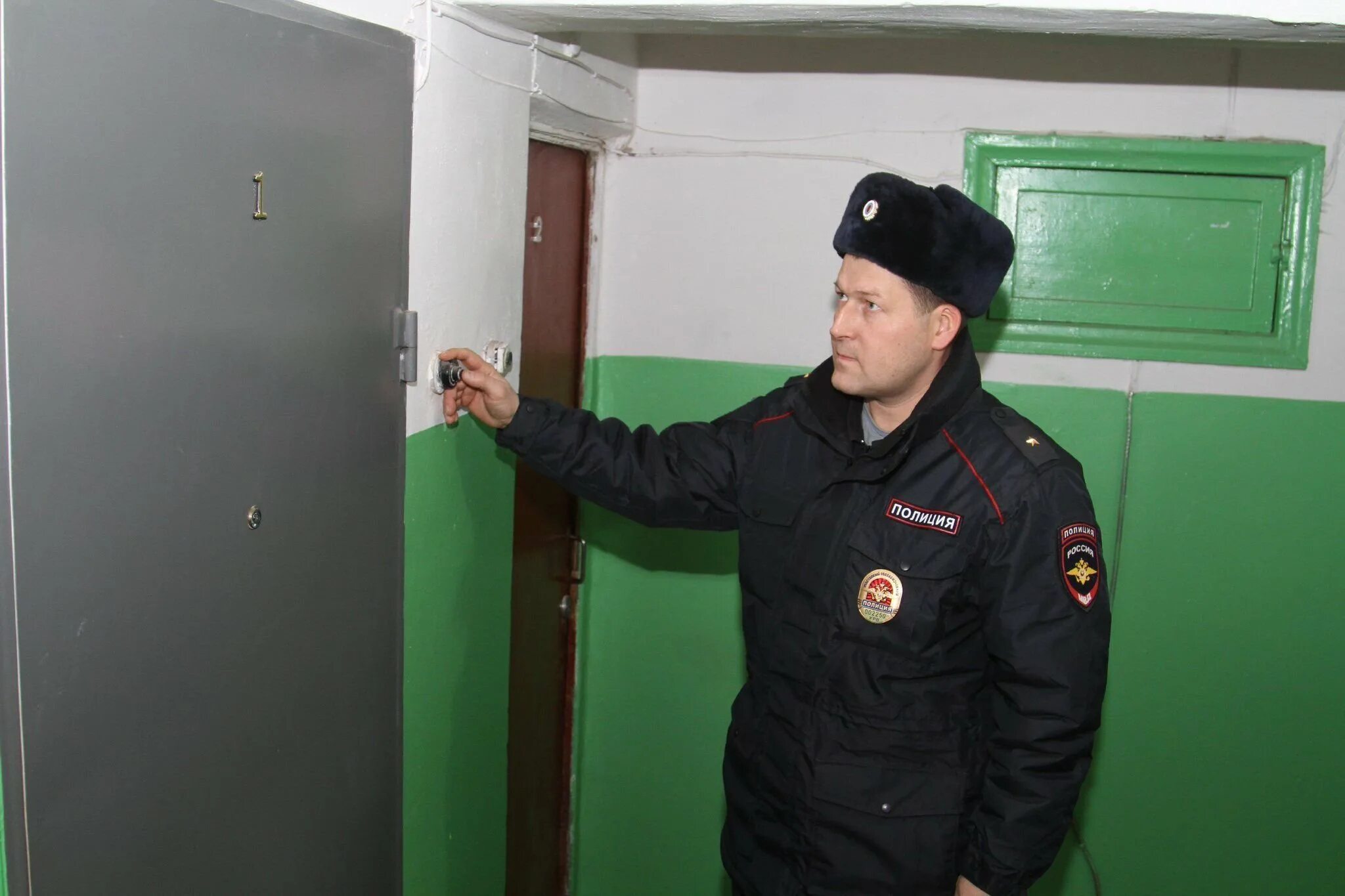 Памятка сотруднику полиции. Полиция вскрывает дверь. Полицейский стучится в дверь. Что будет если не открыть полиции. Полиция стучитьсяв дверь.