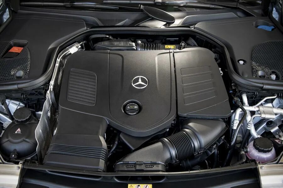 Цлр амг 350 турбо. W205 mercedes подкапотка. Мерседес е200 под капотом. Мерседес 654 дизель. Мерседес w213 моторы.