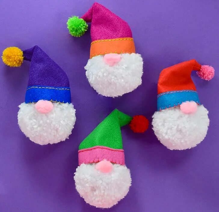 Гномики своими руками из ткани. Гномик джинглз амигуруми. Новогодние гномы из помпонов. Гномики вальдорф. Поделка кролик из помпонов.