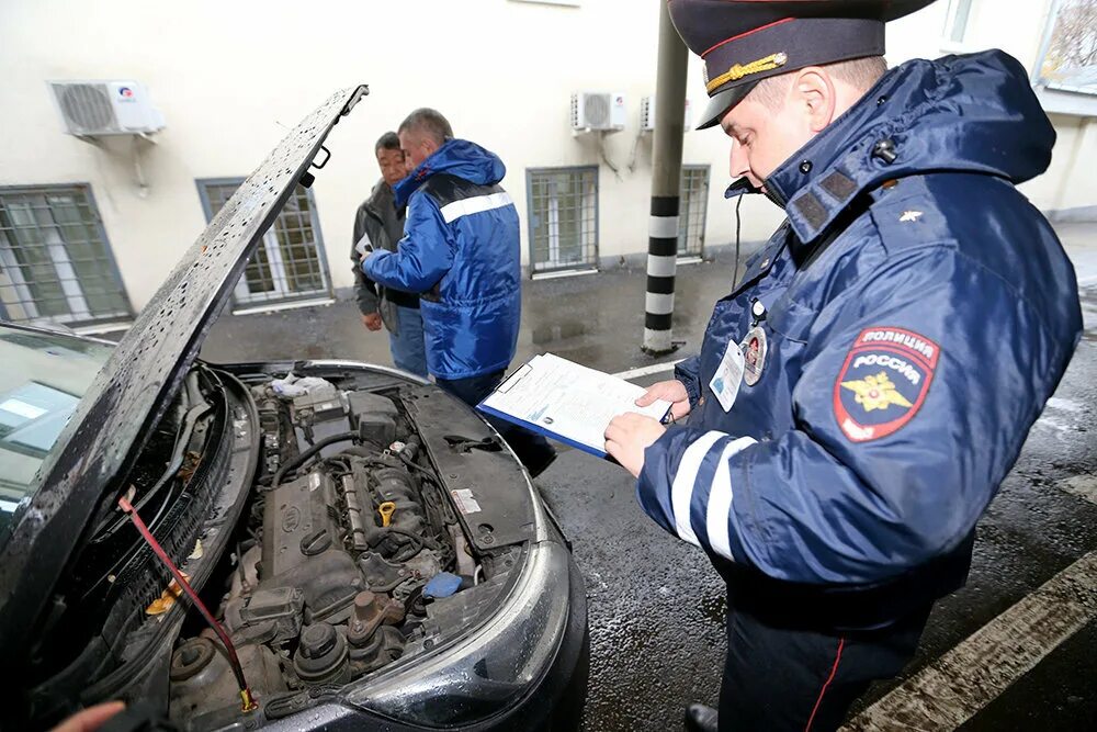 Техосмотр автомобиля в 2024 году обязательно. Проведение техосмотра. Техосмотр ГИБДД. Осмотр машины ДПС. Технический осмотр автомобиля.