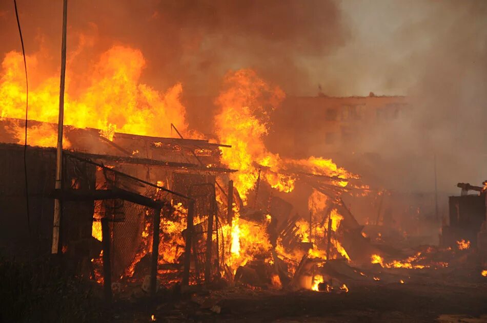 Пожар в волховском районе. Сгоревший сарай. пожар в сарае. пожар сарай горит. хлев пожар.