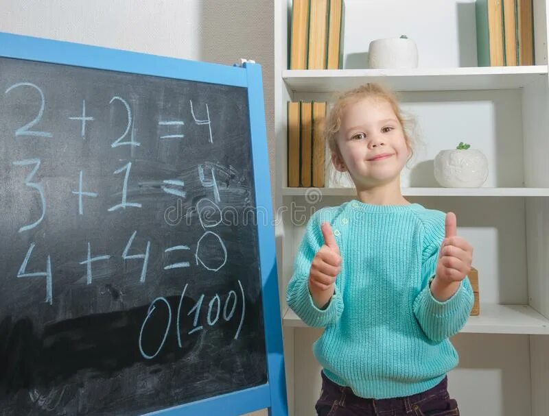 На доске разрешается. Старшеклассники на уроке математики в школе. Учитель пишет мелом на доске. Решала молодой. Доска с кучей формул.