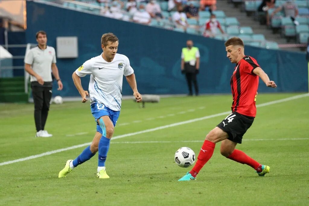 Тренировка футбол на улице. Драка футболистов. Футболисты на поле. Современный футбол. Посредник между футболистом и клубом.