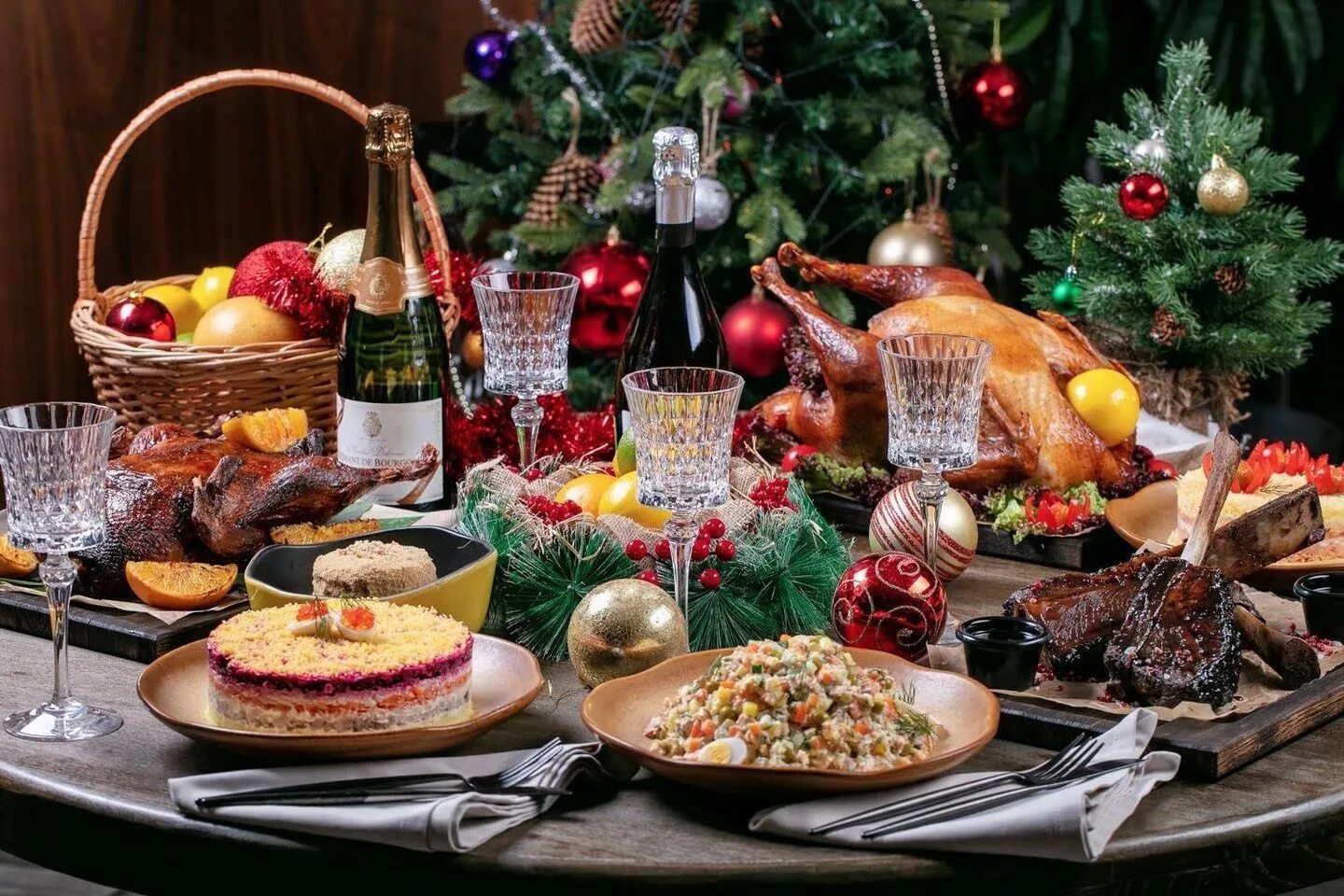Новогодний стол. Красивый новогодний стол. Новогодний стол с едой. Праздничный стол на новый год. Год дракона новогодний стол