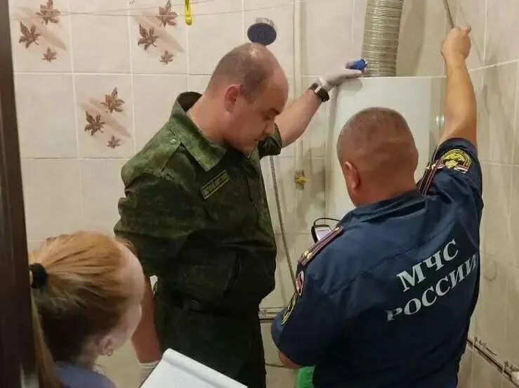 Человек в ванной. Ростов затопило. Потоп в квартире. Нашли мертвым в ванной. Волгоград девочка отравилась угарным газом.