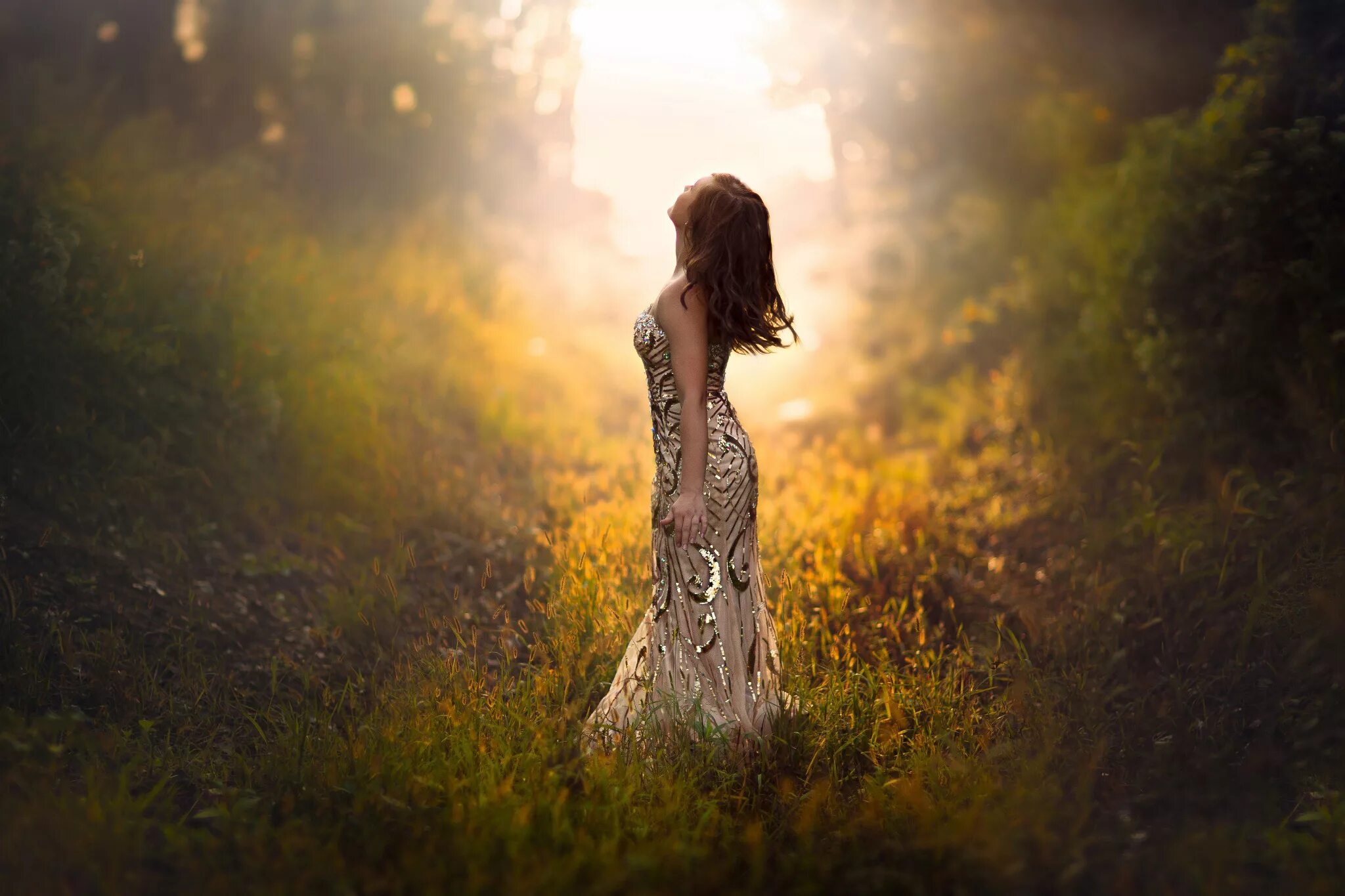 фото женщины со спины на природе