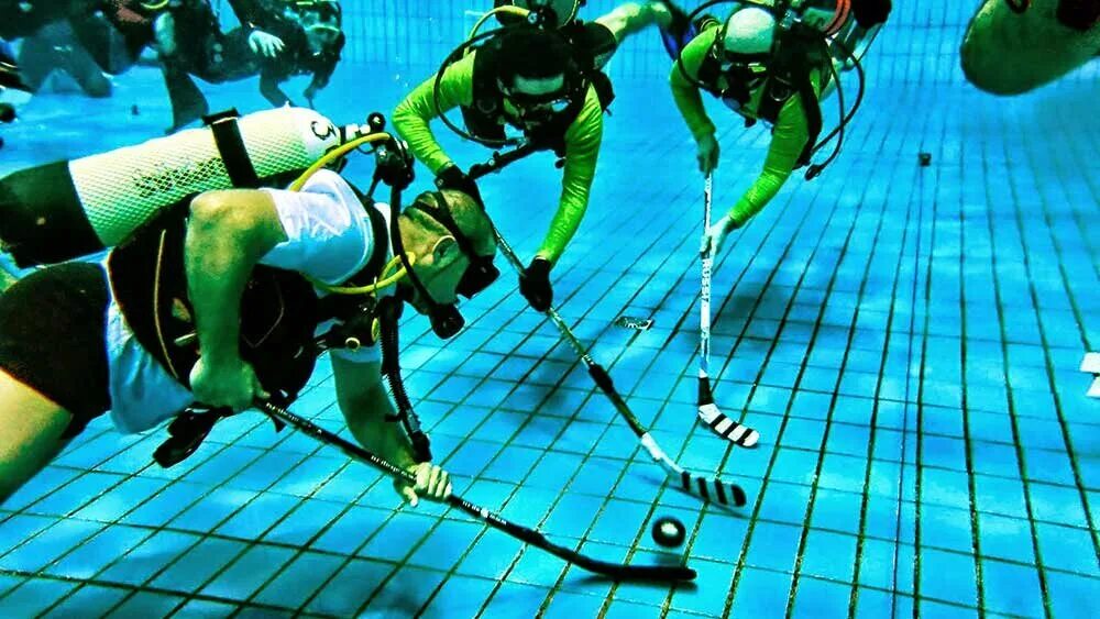 Подводный хоккей в Великобритании. Необычные виды спорта. Необычные спортивные игры. Хоккей купание
