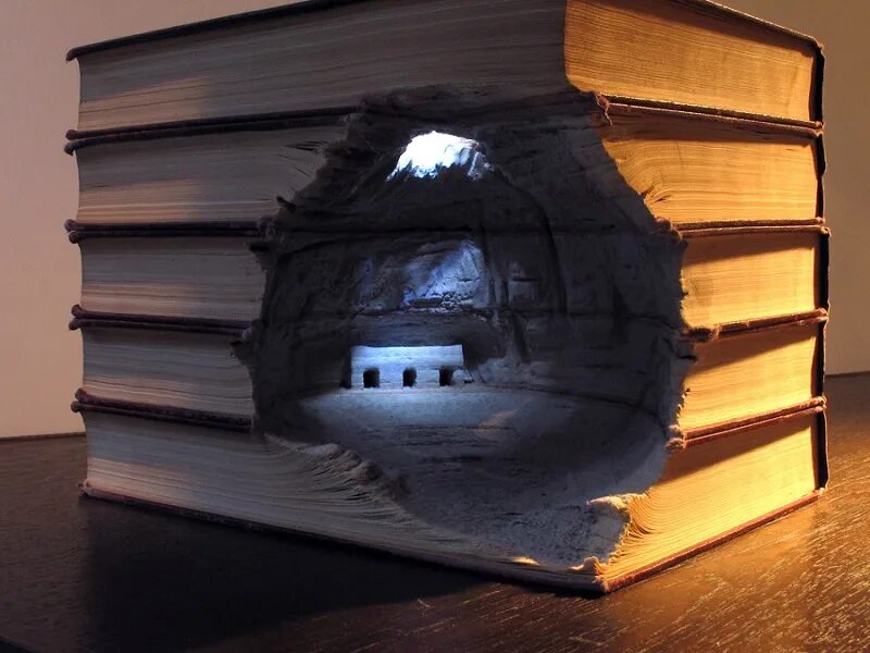 Мир удивительных книг. Резьба по книгам гай ларами. необычные книжки. домик из книг. книги необычной формы.