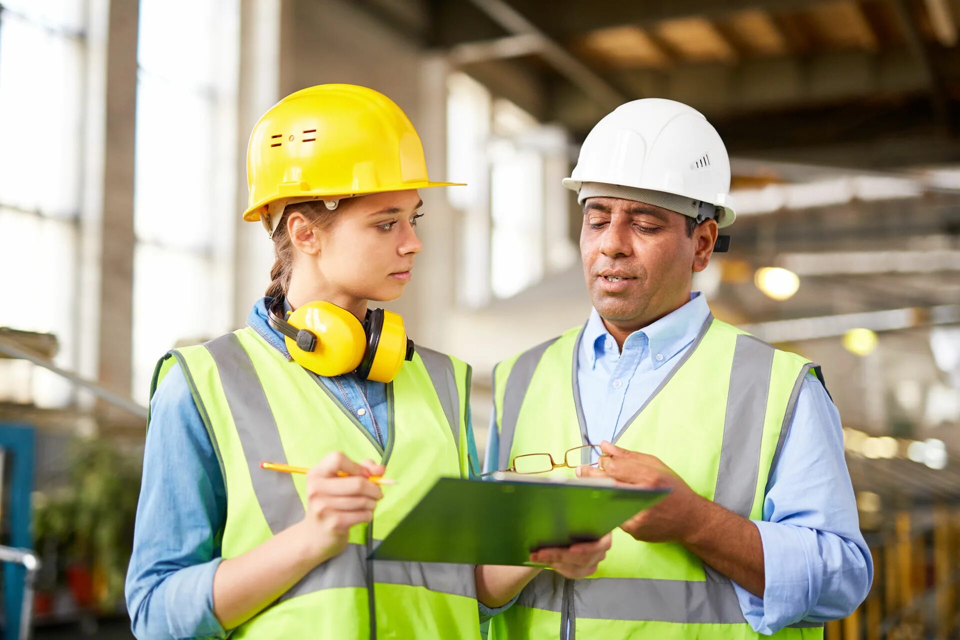 Опытные инженера пара. Востребованный инженер электрик. Инженер строитель. Engineer at a plant. Ученик инженер.