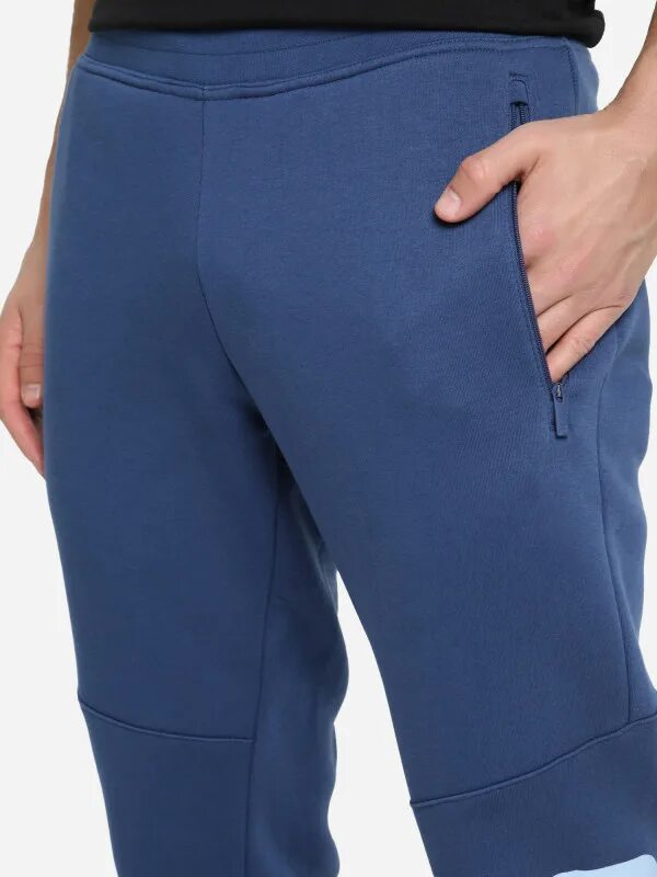 Спортмастер брюки купить. Купить спортивные брюки мужские Фила Спортмастер плащевка капюшоном.