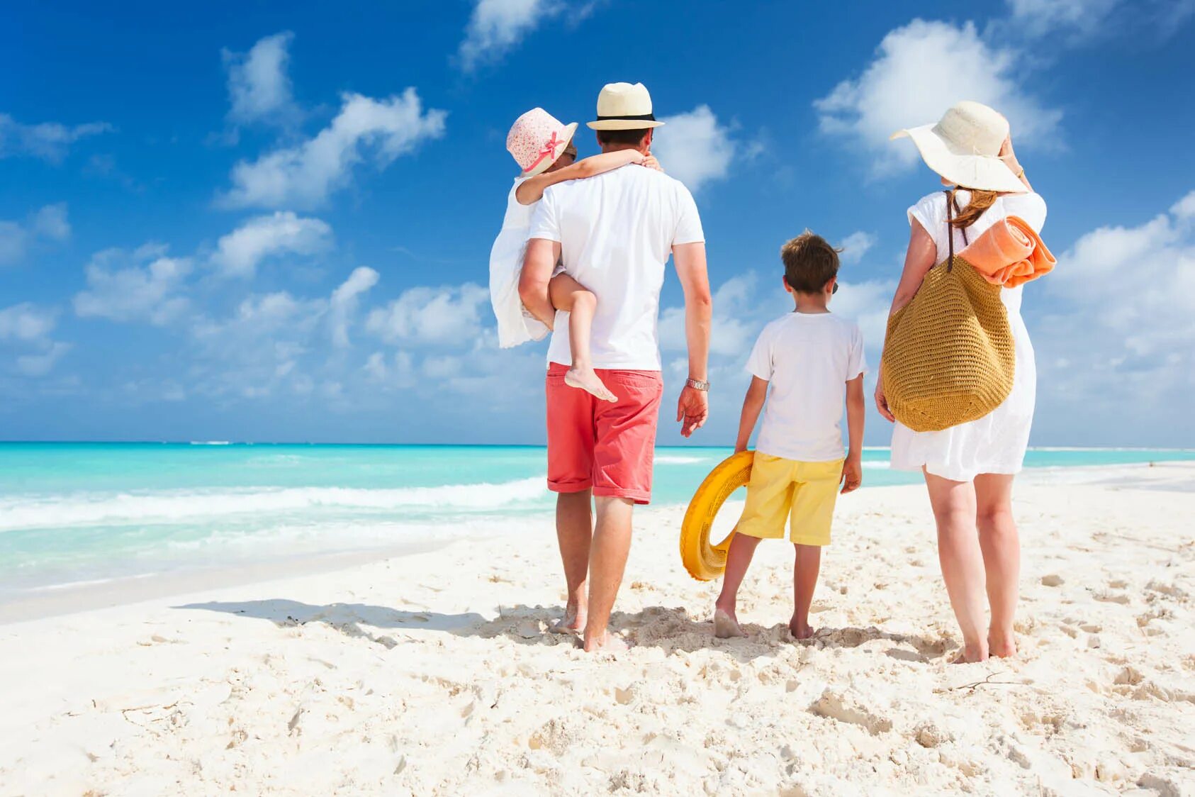 Holiday vacation. Дети на море. Семья на пляже. Море пляж семья. Путешествие с детьми.