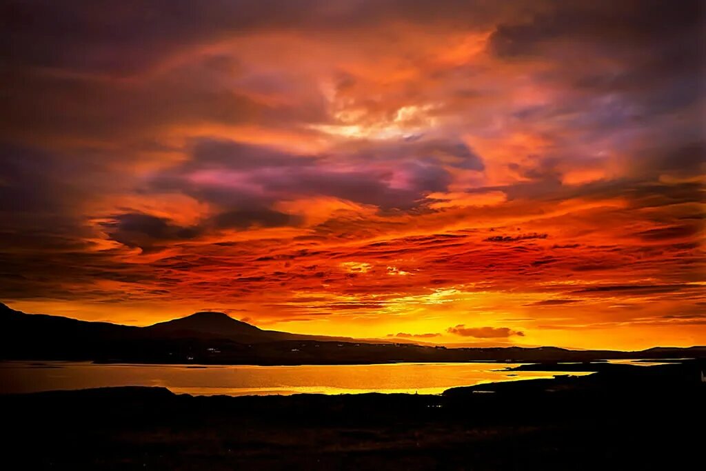 Закат ли. Закат над морем. Ли юэ закат. Небо закат. Невероятно красивый закат.