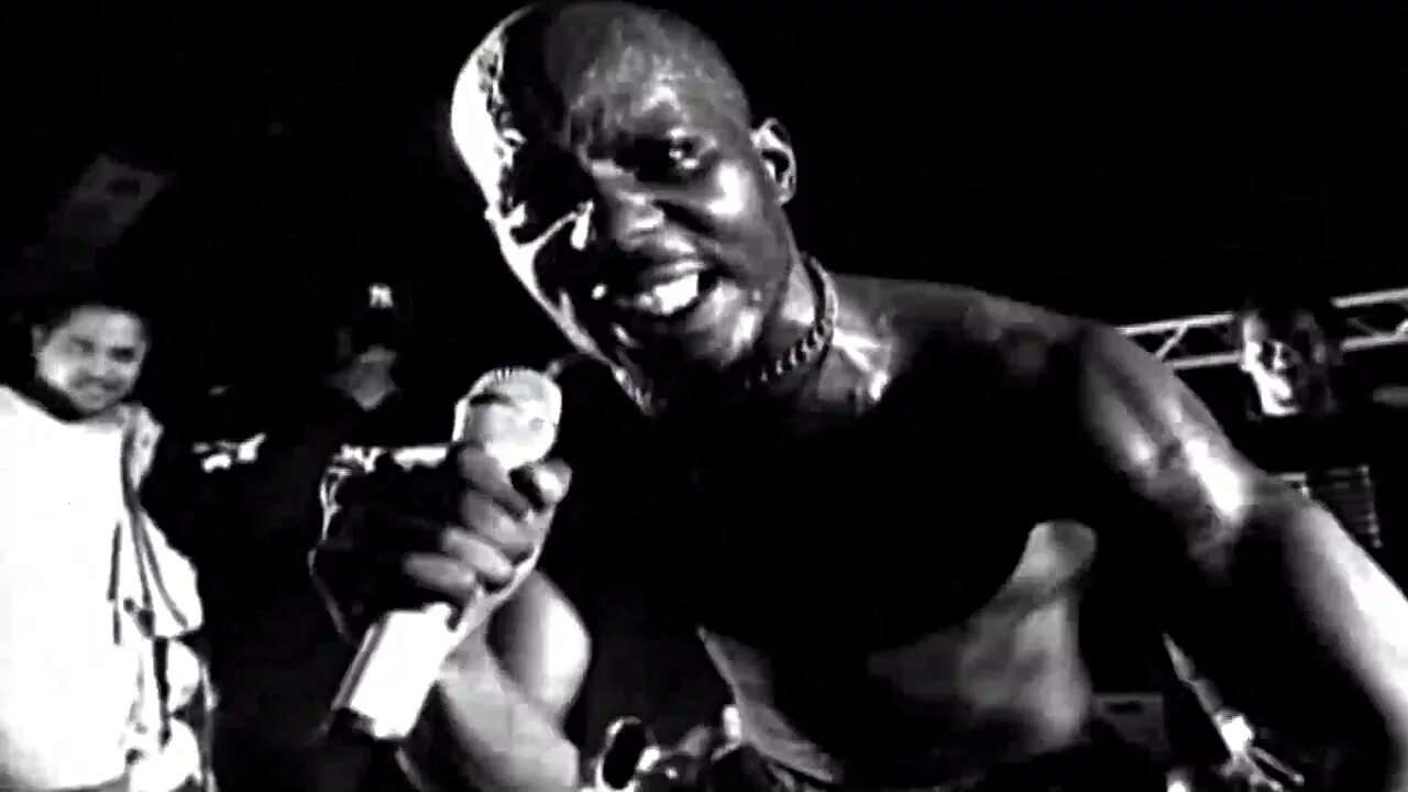 Dmx getting on the floor. DMX американский рэпер. DMX in 1998. DMX Pitbull. DMX С собаками.