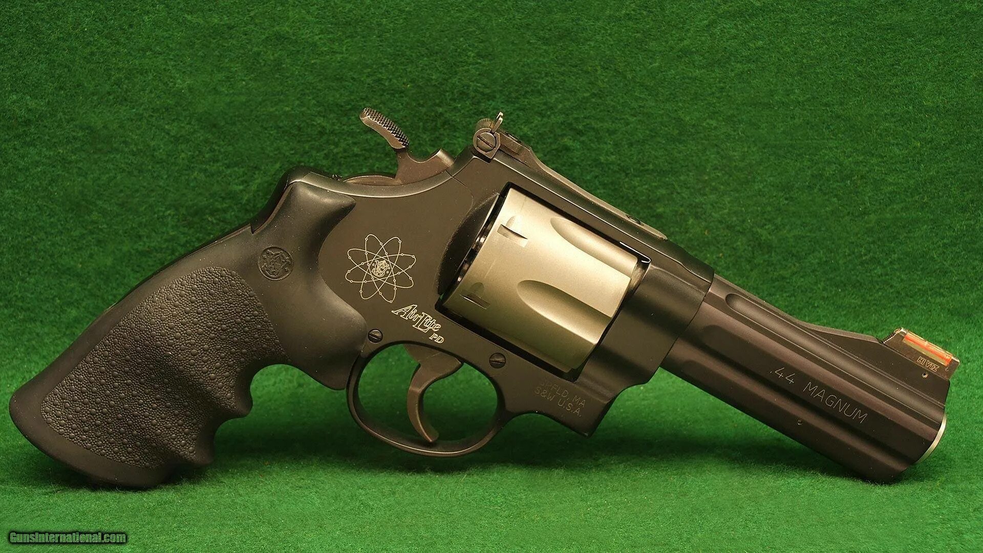 Калибр магнума. Револьвер Смит-Вессон 44 Магнум. Револьвер Smith Wesson 44 калибра. Магнум 44 калибра. Револьвер Магнум 44 калибра.