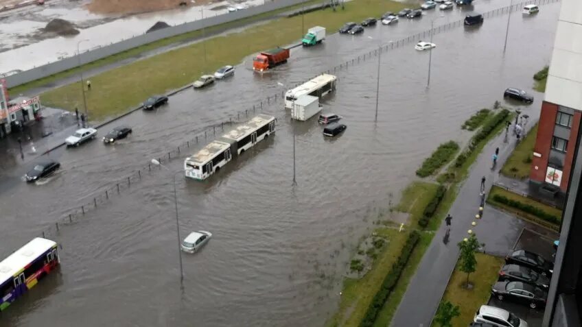 Скопление воды 5. Потоп в Санкт Петербурге 2022. Санкт-Петербург затопило. Потоп на Парашютной улице. Наводнение в Питере 2021.