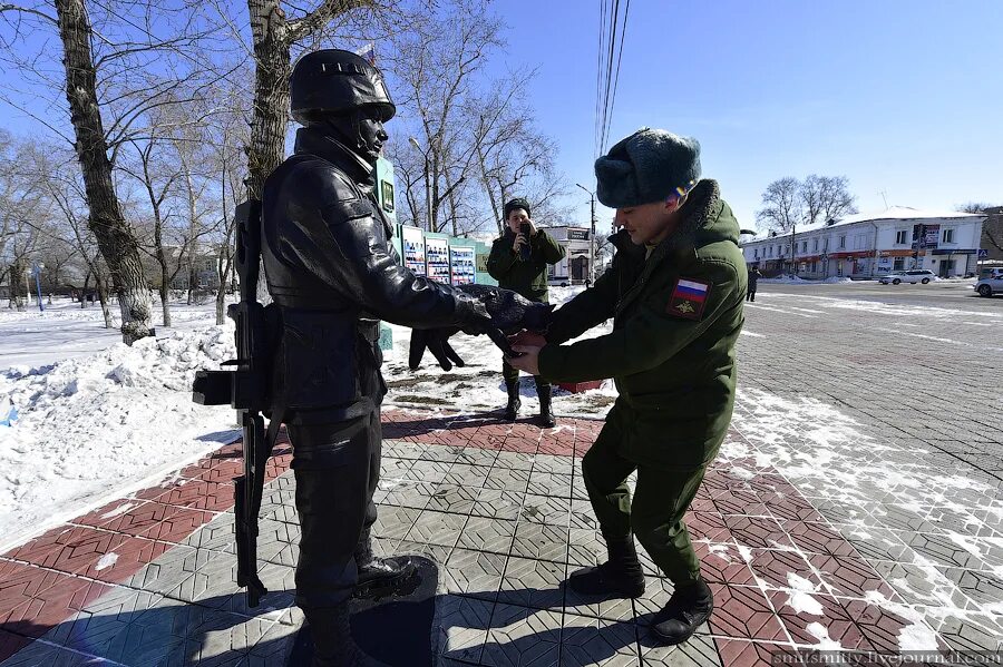 Памятник вежливому солдату Белогорск Амурская область. Памятник вежливым людям в Белогорске Амурской области. Памятник вежливым людям Симферополь. Город Белогорск Амурская область город вежливых людей. Вежливый город