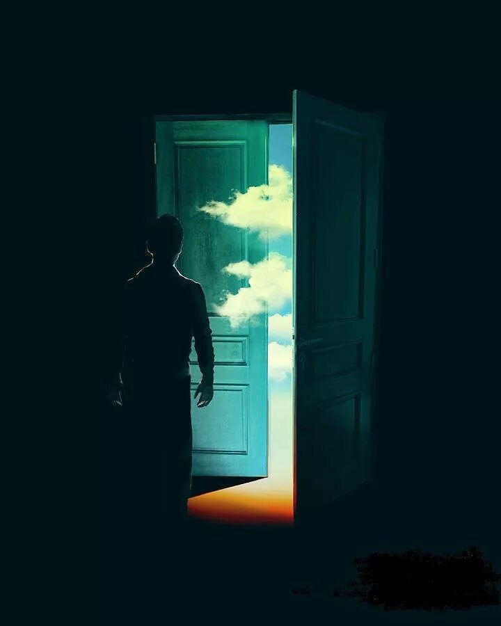 Человек заходит в дверь. Дверь в темноте. Открытая дверь. Дверь ночью. Открытая дверь в темноте.