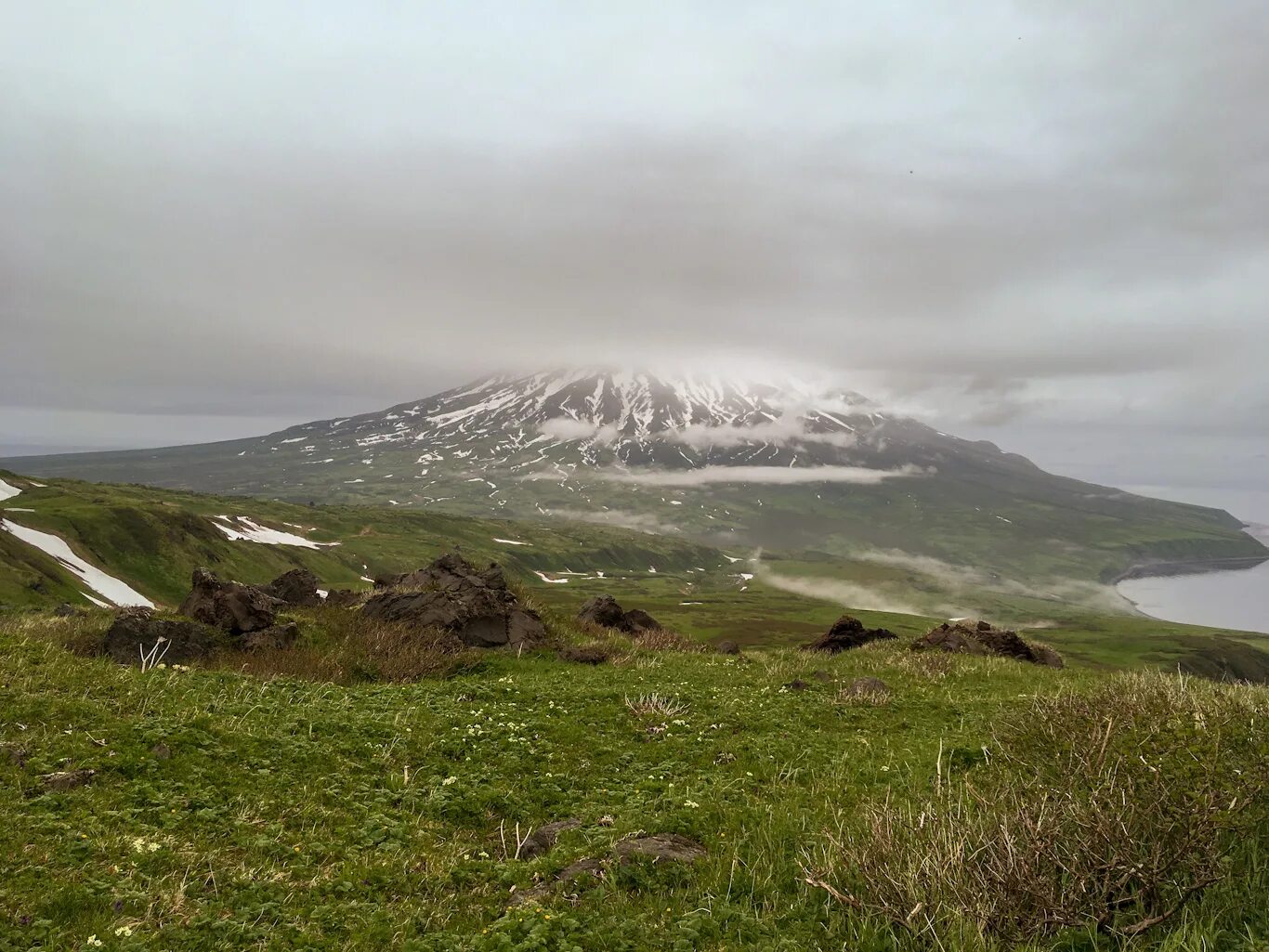 Парамушир. Вулкан вернадского парамушир. камчатка парамушир остров. северо курильск остров парамушир. курильской гряды на острове парамушир.
