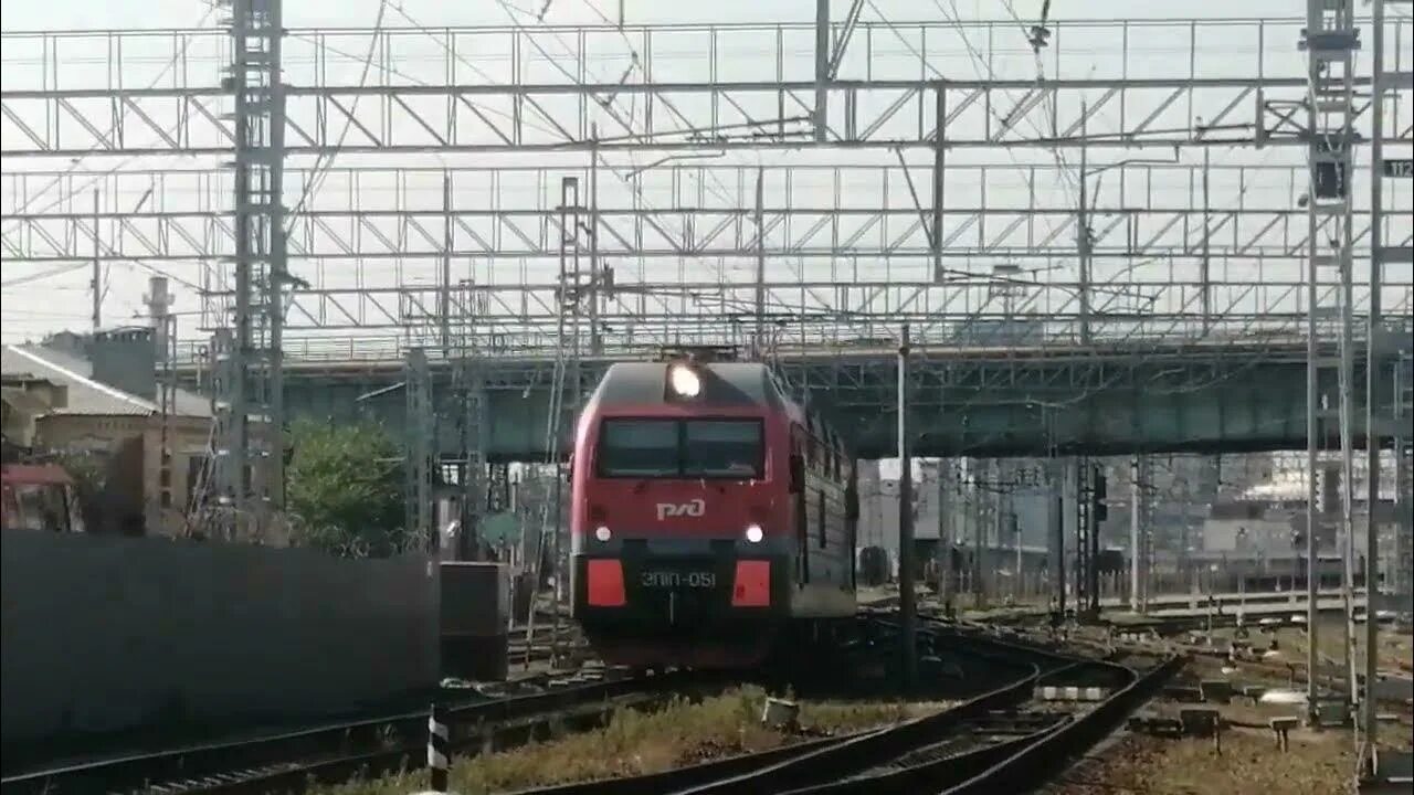 Вл10 электровоз переменного тока. Первый поезд. Поезд эп21. Ростов главный.