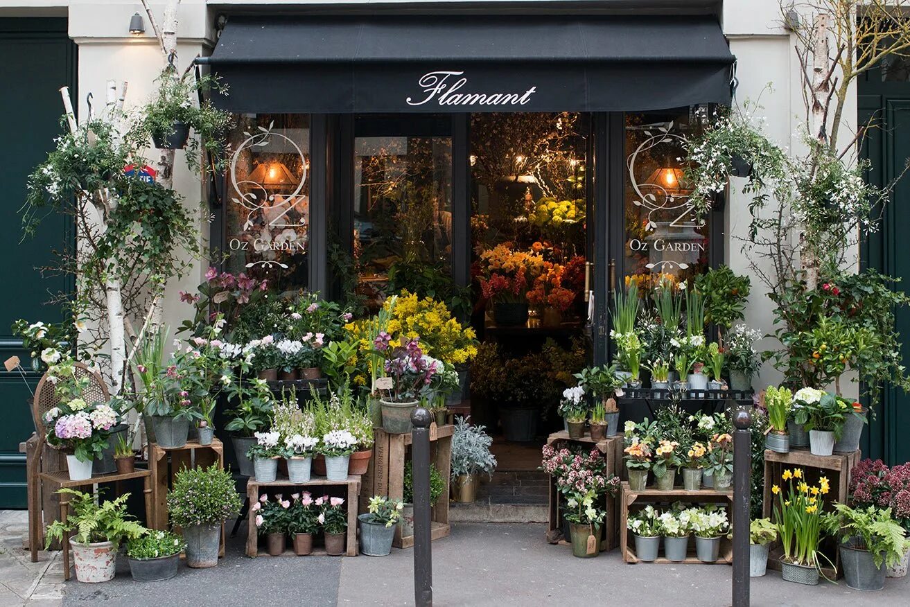 Витрина цветочного магазина. Красивая витрина цветочного магазина. Интерьер цветочного магазина. Декор цветочного магазина.