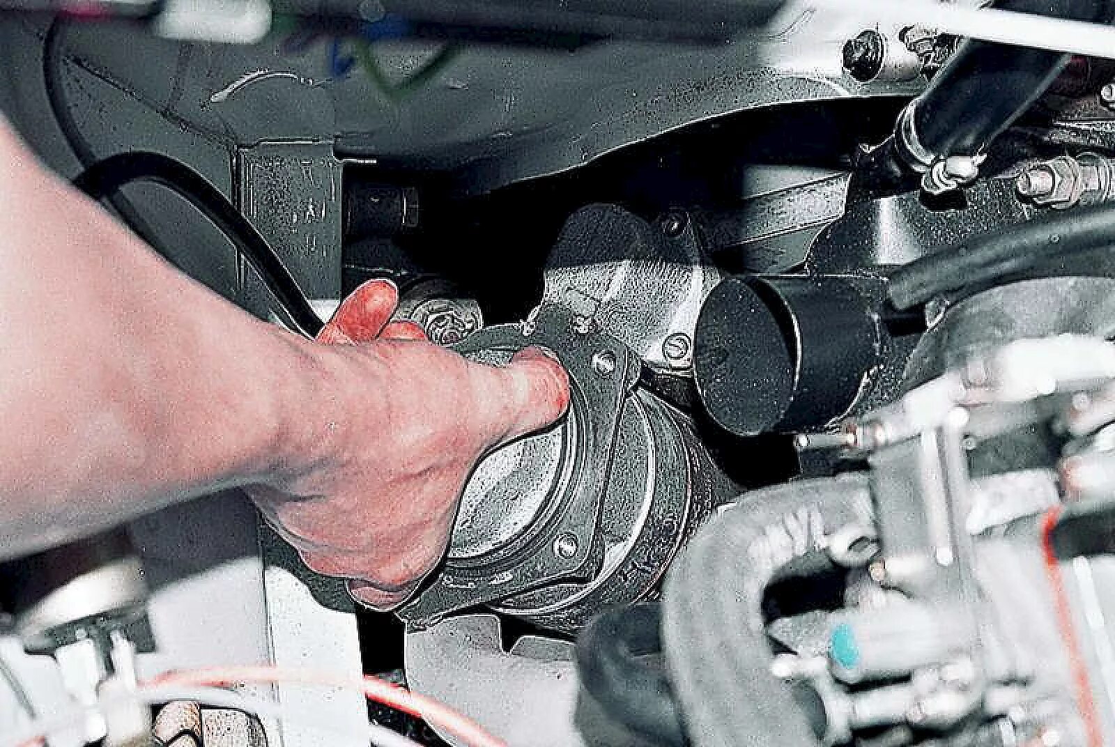 Стартер 2107 под капотом. Провода на стартер ваз 2101. Стартер 2107 расположение. Крепление стартера ваз 2107. Стартер ваз 2104.