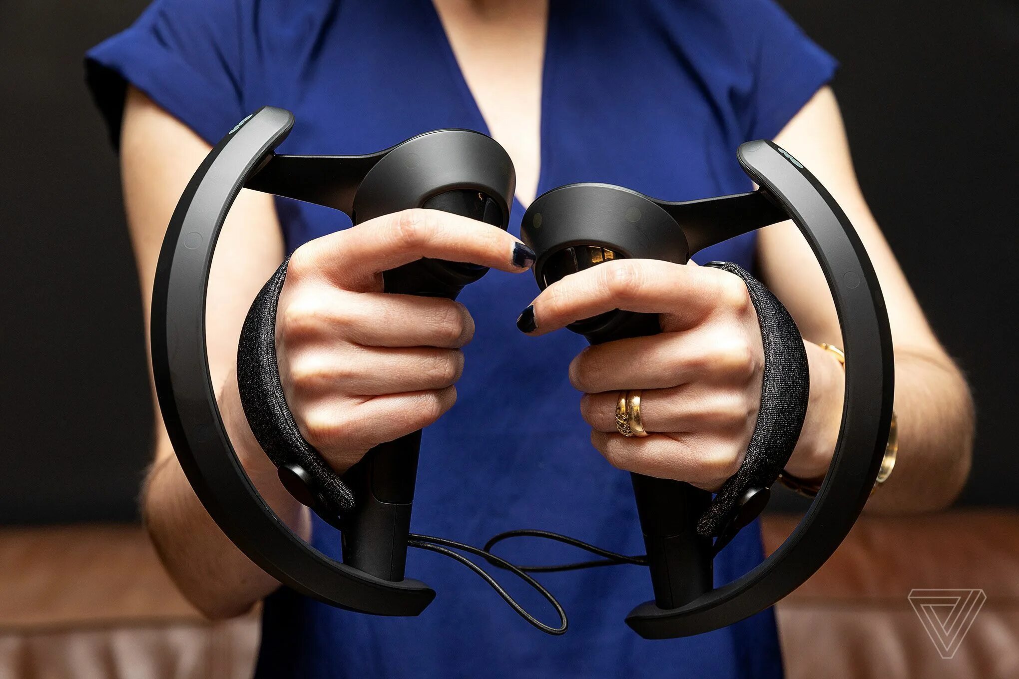 Valve виртуальная реальность. Valve index knuckles. vr контроллеры knuckles. кастеты valve index. vr кастеты.