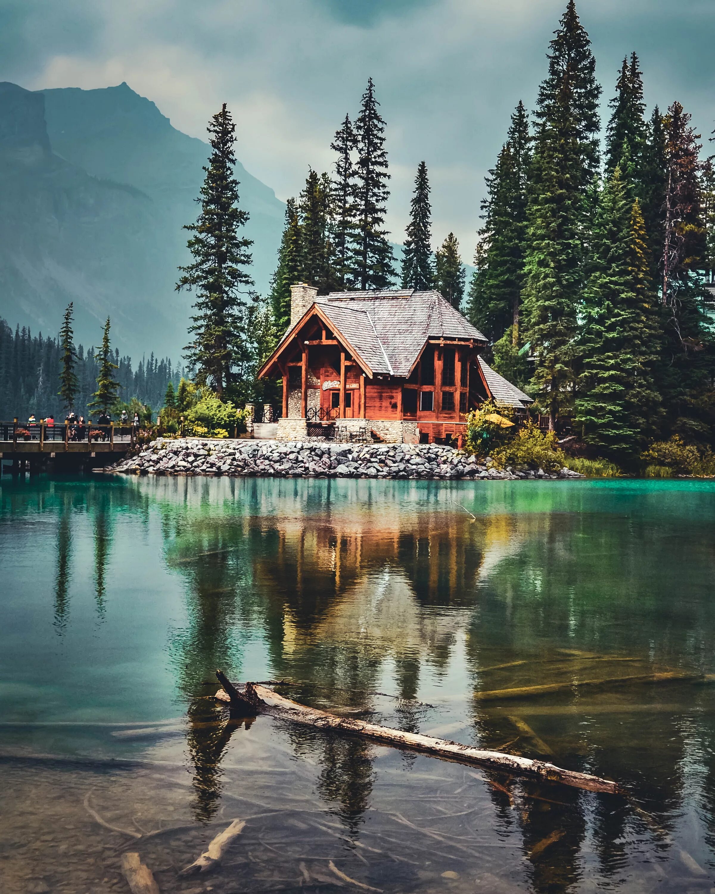 Красивые дома у озера. Фахверк Швейцария горы озеро лес. Штат Монтана домик у озера. Лес горы штат Монтана домик у озера. Хижина гномов, Британская Колумбия.