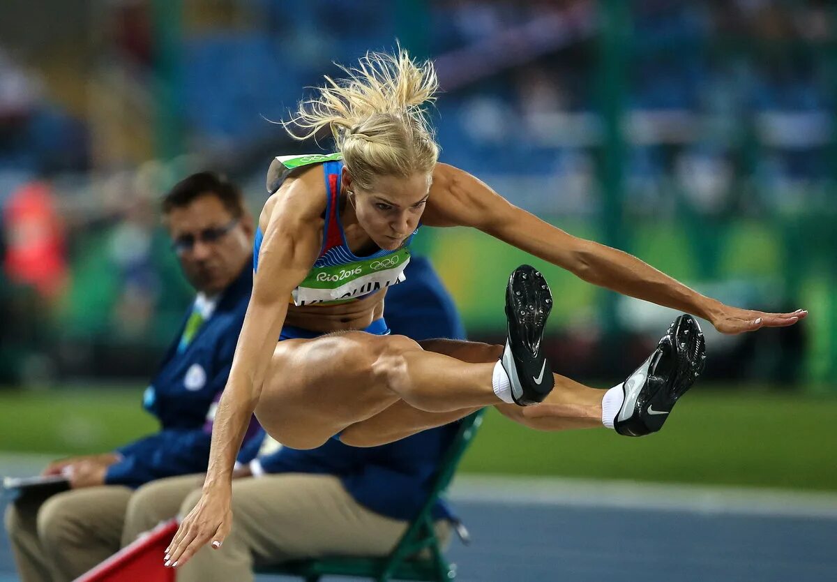 Прыжки на дистанцию. Прыжки в длину видео. Легкая атлетика прыжки в длину. Легкая атлетика прыжки в длину с разбега. Легкая атлетика прыжки в длину с разбега.