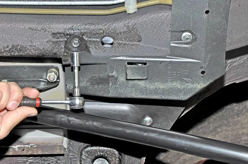 Фильтр бензиновый нива шевроле 2006. Топливный фильтр на ниве шевроле 2011. Нива шеви 2008г топливный фильтр. Топливный фильтр нива шевроле 2013г. Как поменять топливный фильтр на шевроле нива.