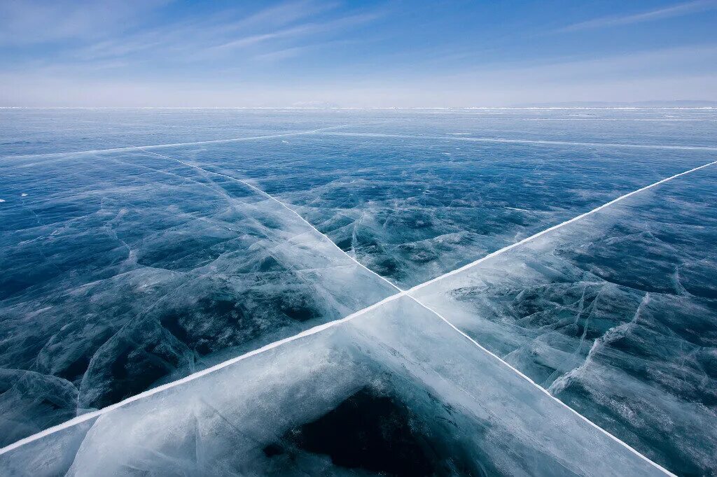 Пролет лед. Прозрачный лед. Бескрайние льды. Летящий надо льдом. Лед в полете.