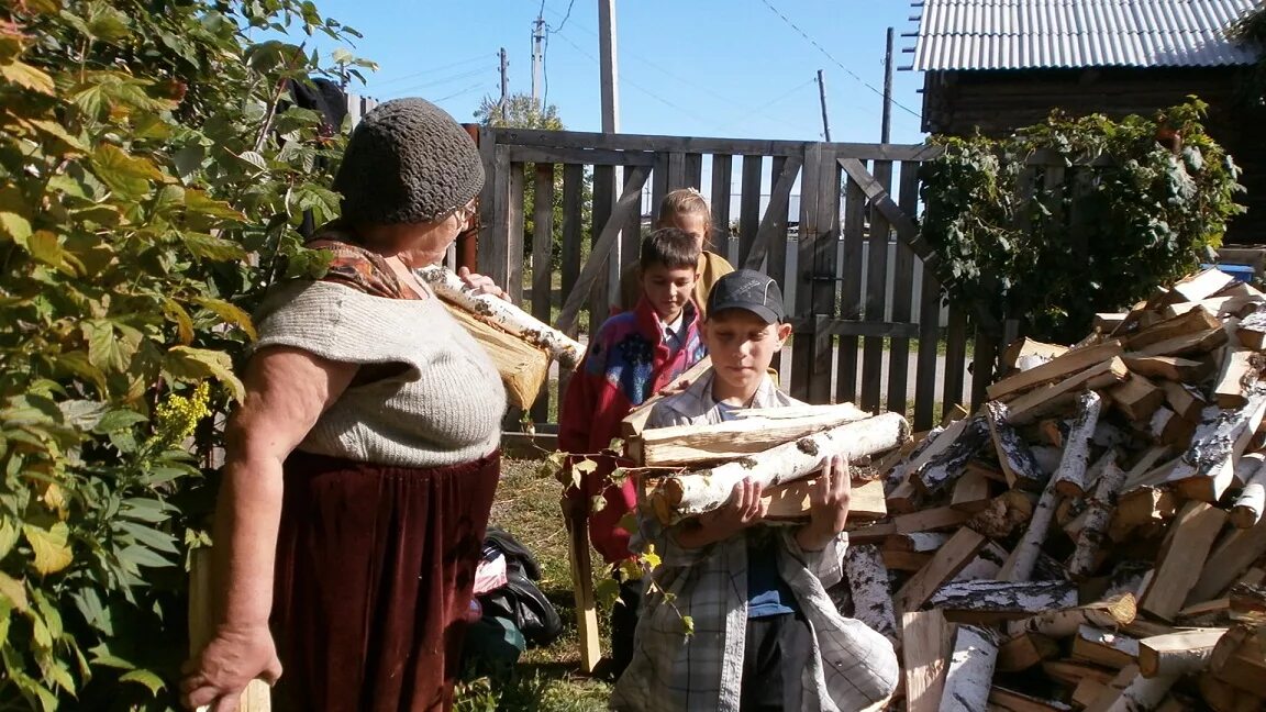 Пришел помочь бабушке. Дети помогают пожилым людям. Ребенок помогает бабушке. Дошкольники помогают пожилым людям. Дети помогают пенсионерам.