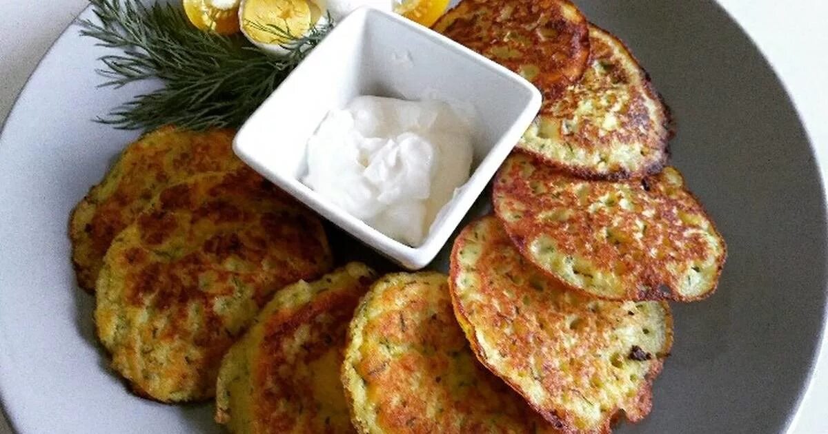 кабачковые драники. деруны украинские. картофельно кабачковые оладьи. капустные котлеты. рецепт драников с чесноком.