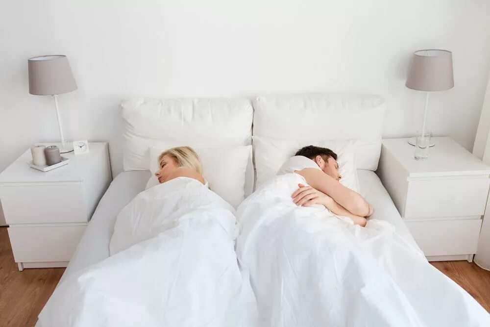 Семейная пара в спальне. Спят спиной друг к другу. Обряды на постель. Корейские парочки в постели.