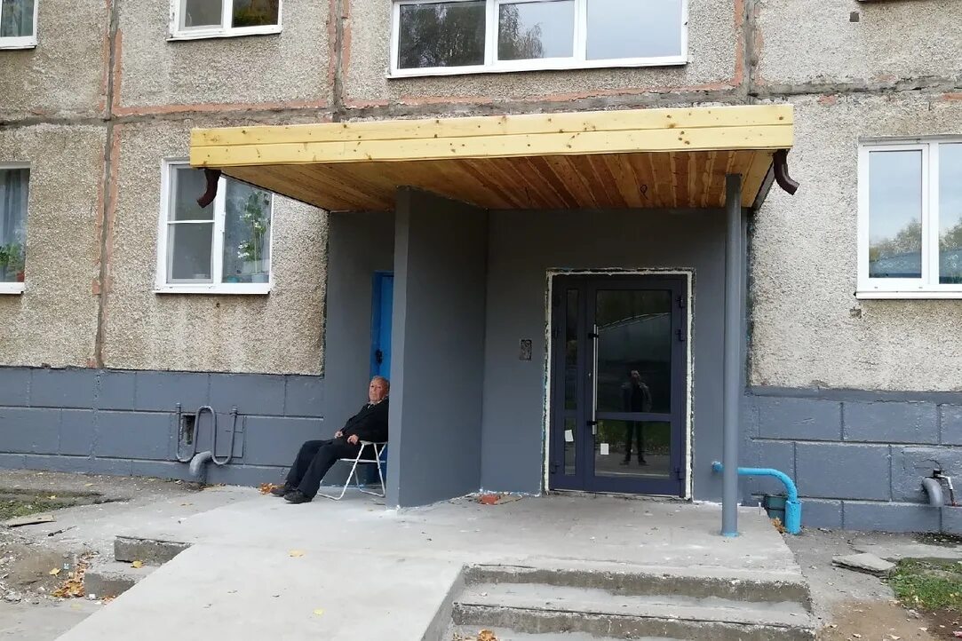 Установить входную дверь в подъезд. Входная группа в панельном доме. стеклянная дверь в подъезд. входные группы подъезда стеклянные. входная группа панельного дома.