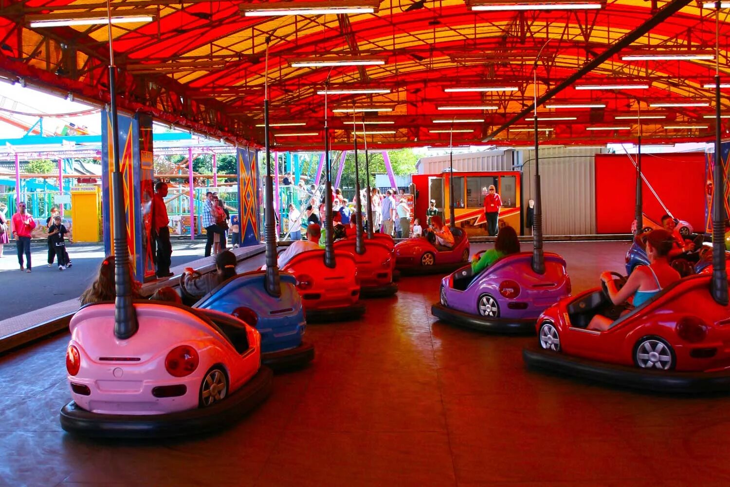 Dodgems аттракцион. Dodgem cars в парке аттракционов. Bumper cars аттракцион. Dodgems машинки английский. Translate cars