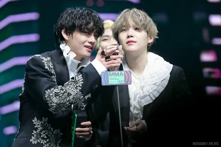 Suga and v. Taegi мемы. VSUGA Kiss. Tiny tan BTS V and suga. Юнги любимый