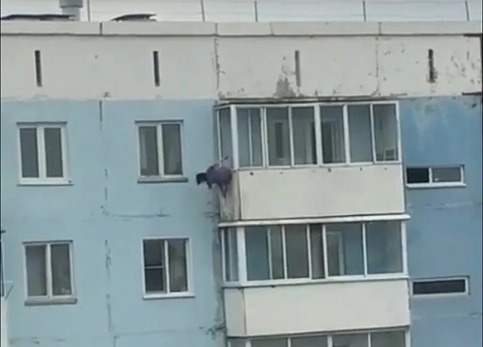 Разбился с балкона. Перелезать с балкона в окно. Падение женщины с балкона.