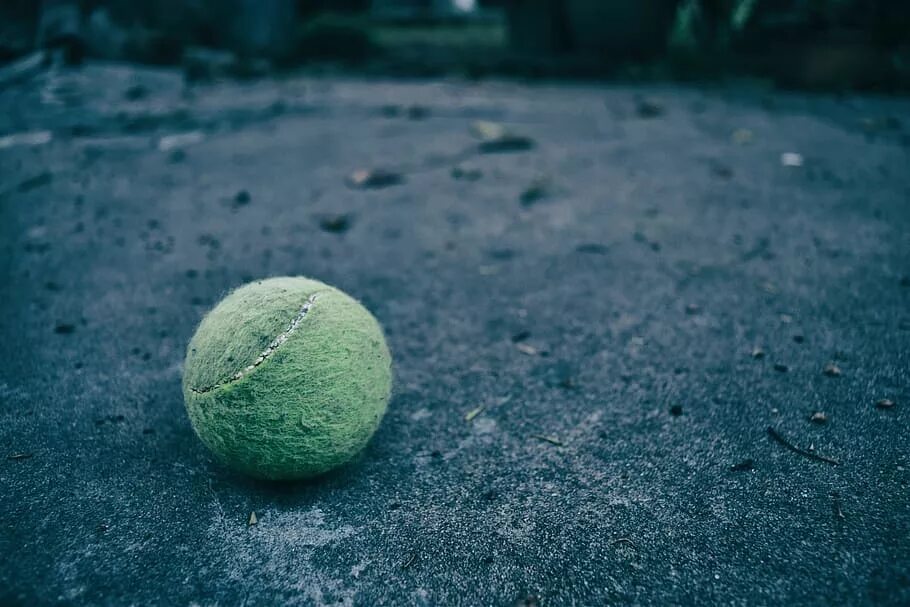 Мяч земля большой. Теннисный мяч на грунте. Дикий мяч. Мокрый теннисный мяч фото. Теннисный мяч фото рисунки.