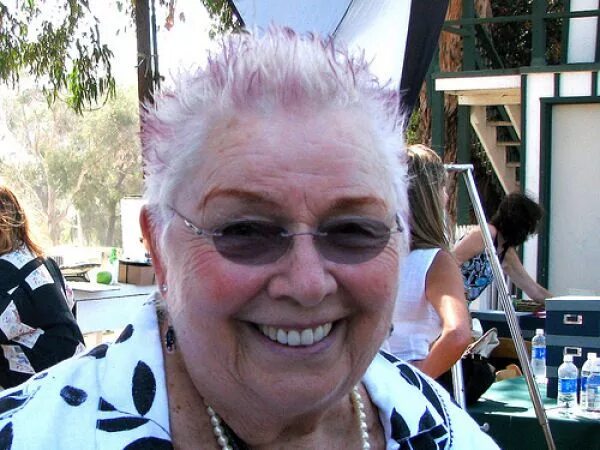 Стрижки для бабушек. Старушка с фиолетовыми волосами. Бабушка с сиреневыми волосами. Бабушки от виден