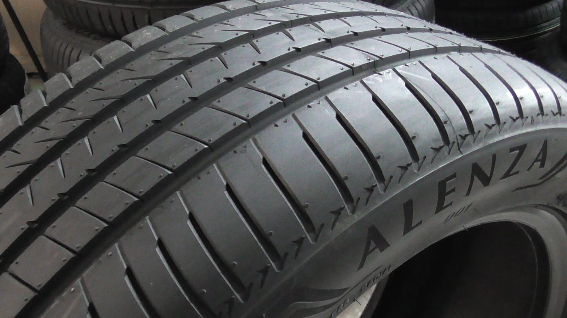 Шины Bridgestone Alenza 001. Шины летние Bridgestone Alenza 001. Bridgestone 255/55 r19 alenza1 107w. Бриджстоун 235/55/18 v 100 alenza1.