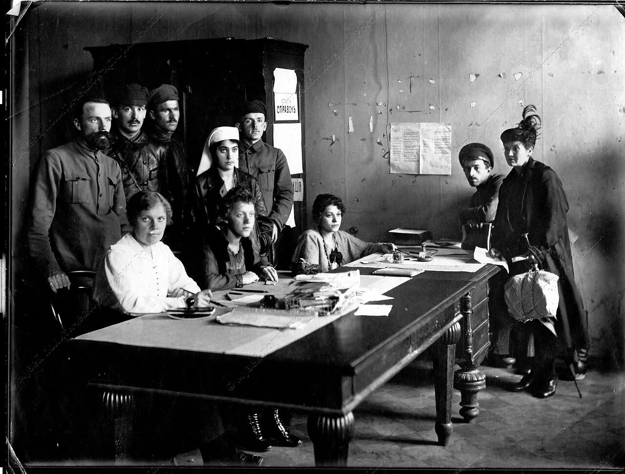 Смольный 1917. Смольный петроград 1917. петроград смольный 1917 год. смольный институт революция 1917.