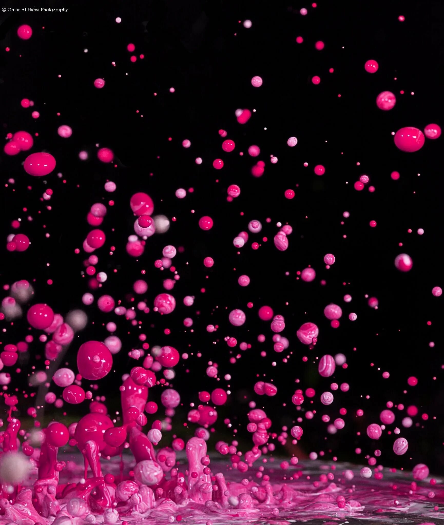 Розовые пузыри. Розовые блестки. Розовые блестки на черном фоне. Розовый фон с пузырьками.