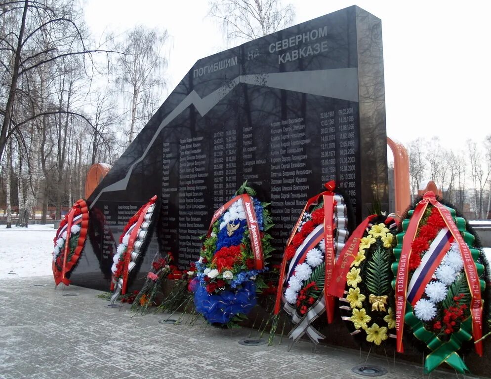 Памятник погибшим украина. Памятник воинам погибшим в Чечне. Обелиски погибшим в Чечне в России. Памятники воинам Чеченской войны в России. Мемориал российским воинам в Чечне.