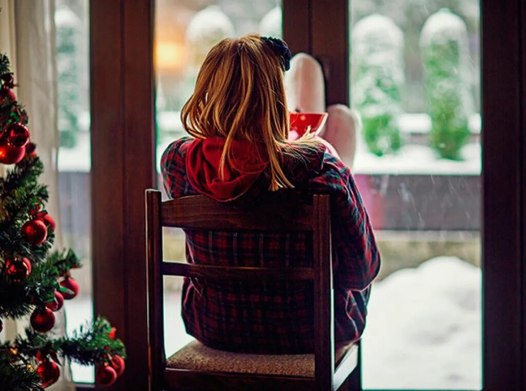 Люди ждут чуда. Люди ждут чуда. День ожидания чуда открытки. Девочка сидит у окна. Люди ждут чуда.