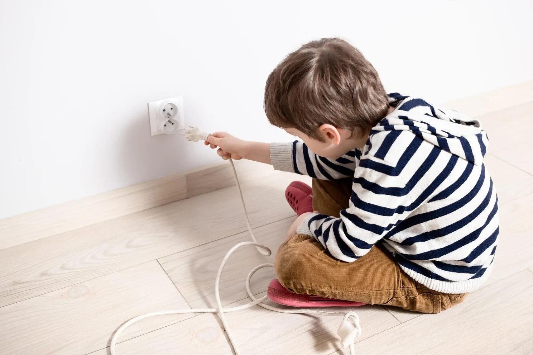 Ребенок один в доме. Электричество для детей. Дети без присмотра взрослых. Купайтесь под присмотром взрослых. Ребенок и розетка.