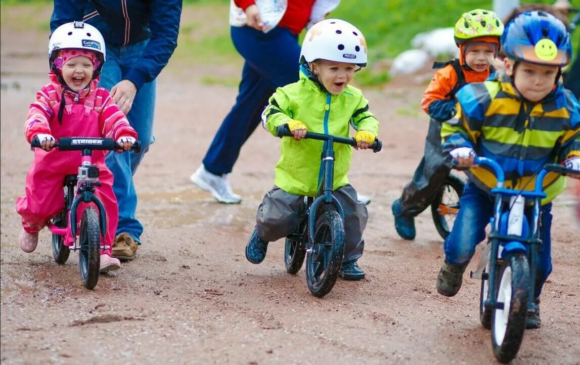 Беговел со скольки. Кататься на беговеле. Защита на велосипед для детей. Ребенок на беговеле. Велосипед для дошкольников.