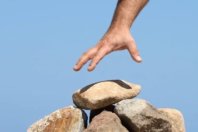 Stone woman. Камень в руке человека. Человека забрасывают камнями. Женщину побивают камнями.