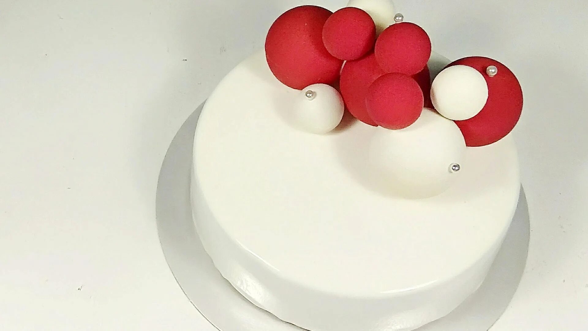 Торт из шариков со. Торт с шарами. белый торт с шарами. красный торт с шарами. торт белый с шариками.