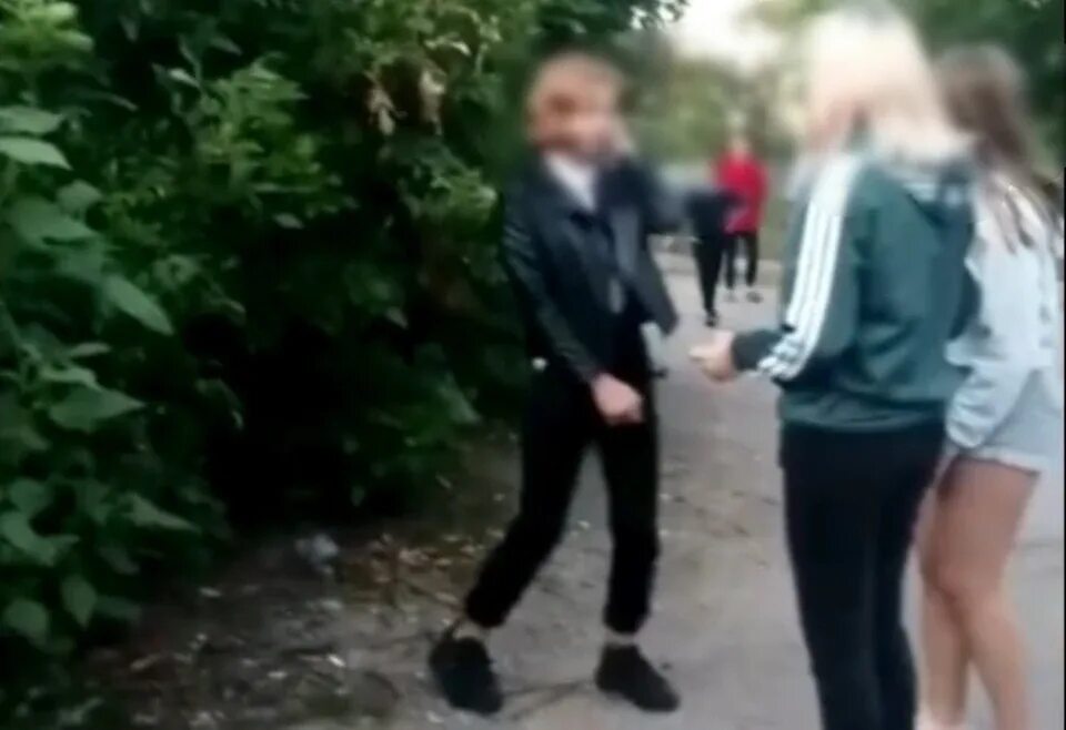 Одноклассницу в кустах