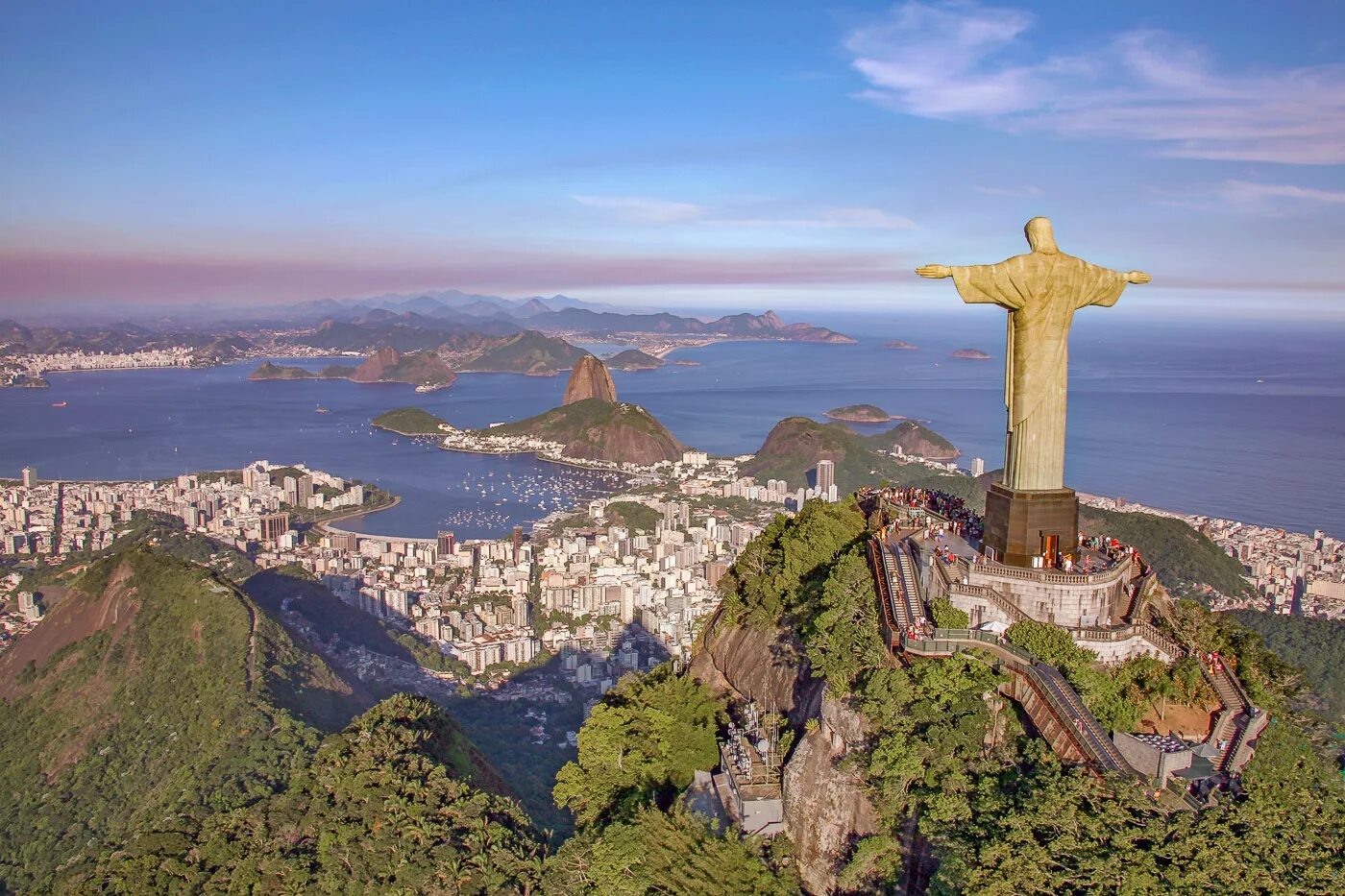Памятники бразилии. Христос Искупитель Рио де Жанейро. Статуя Христа в Рио-де-Жанейро. Статуя Христа-Искупителя Бразилия Рио-де-Жанейро. Статуя Иисуса в Рио де Жанейро.